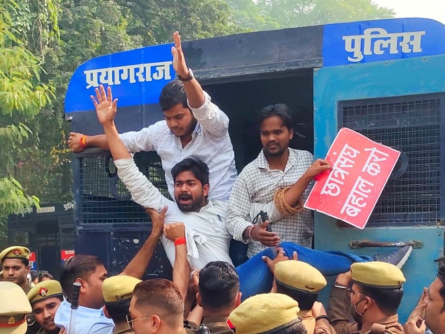 इलाहाबाद विवि: छात्रसंघ बहाली की मांग कर रहे छात्रों पर लाठीचार्ज, केंद्रीय मंत्री को देने जा रहे थे ज्ञापन