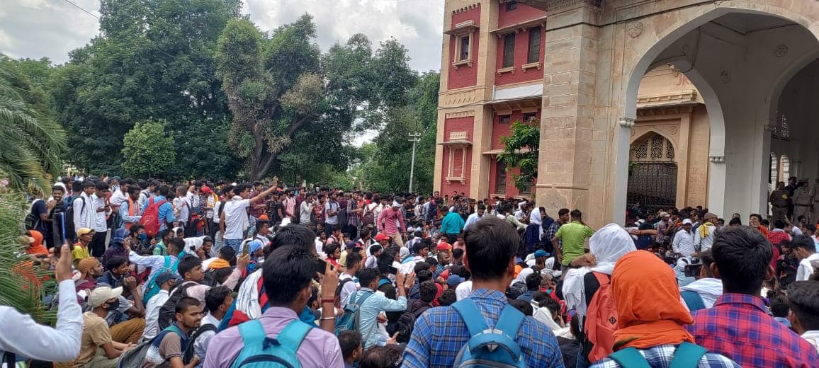 इलाहाबाद यूनिवर्सिटी की फीस 4 गुना बढ़ने पर सभी दलों के छात्र संगठन हुए एक, जुलूस निकाल कर किया विरोध
