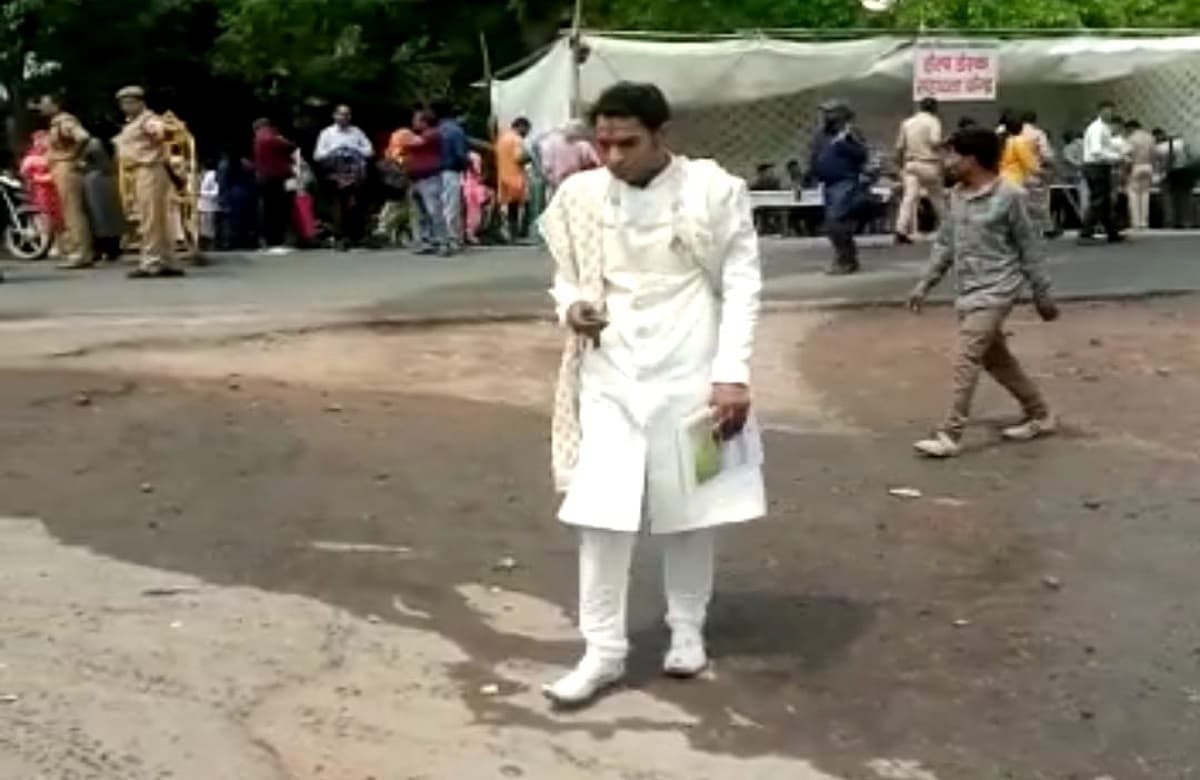 यूपी निकाय चुनाव कराने पोलिंग पार्टियां हुईं रवाना, दूल्हे की पोशाक में ड्यूटी कटवाने पहुंचा मतदान कार्मिक