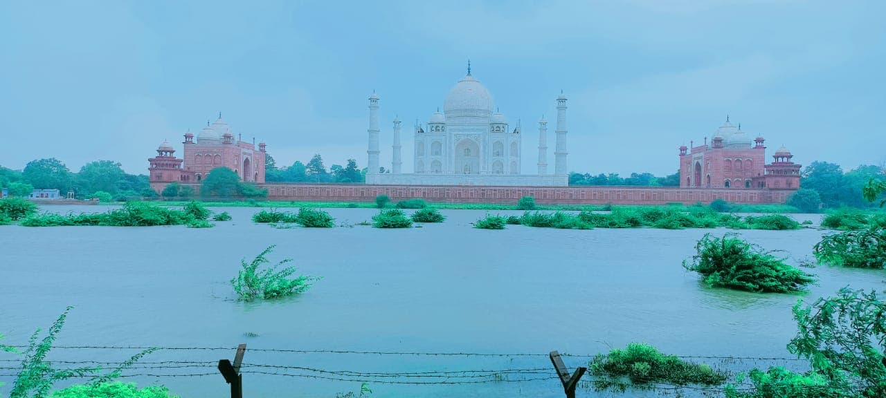 आगरा पहुंचा गोकुल बैराज से यमुना नदी में छोड़ा गया पानी, जलस्तर बढ़ने से ताजमहल की खूबसूरती बढ़ी