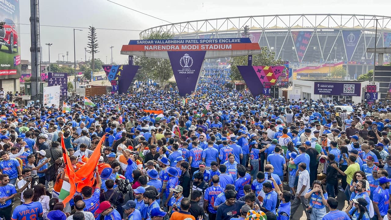 नरेंद्र मोदी स्टेडियम में उतर आया नीला आसमान, नीली जर्सी वाले दर्शकों से अटी पड़ी हैं अहमदाबाद की सड़कें