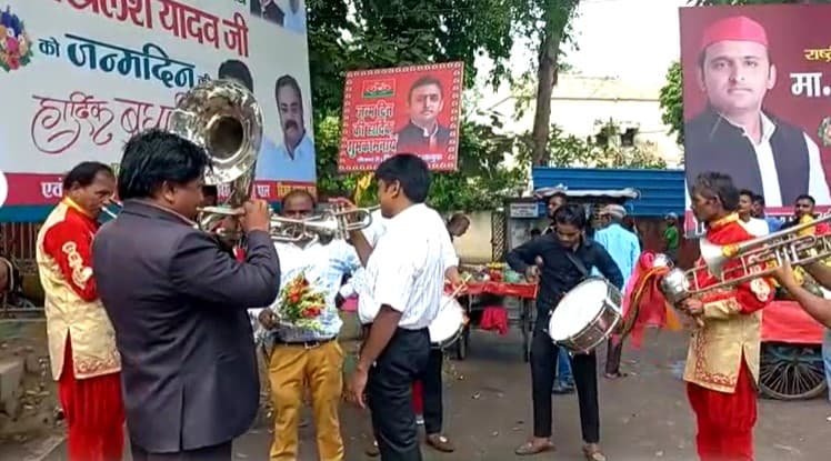 सपा मुख्यालय पर सुबह से बज रहे ढोल-नगाड़े, अखिलेश यादव के जन्मदिन को त्योहार की तरह मना रहे सपाई