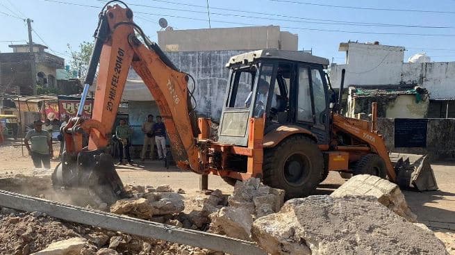 अलीगढ़ में वक्फ की 4138 संपत्तियों पर अवैध कब्जा हटाने के लिए चलेगा बुलडोजर