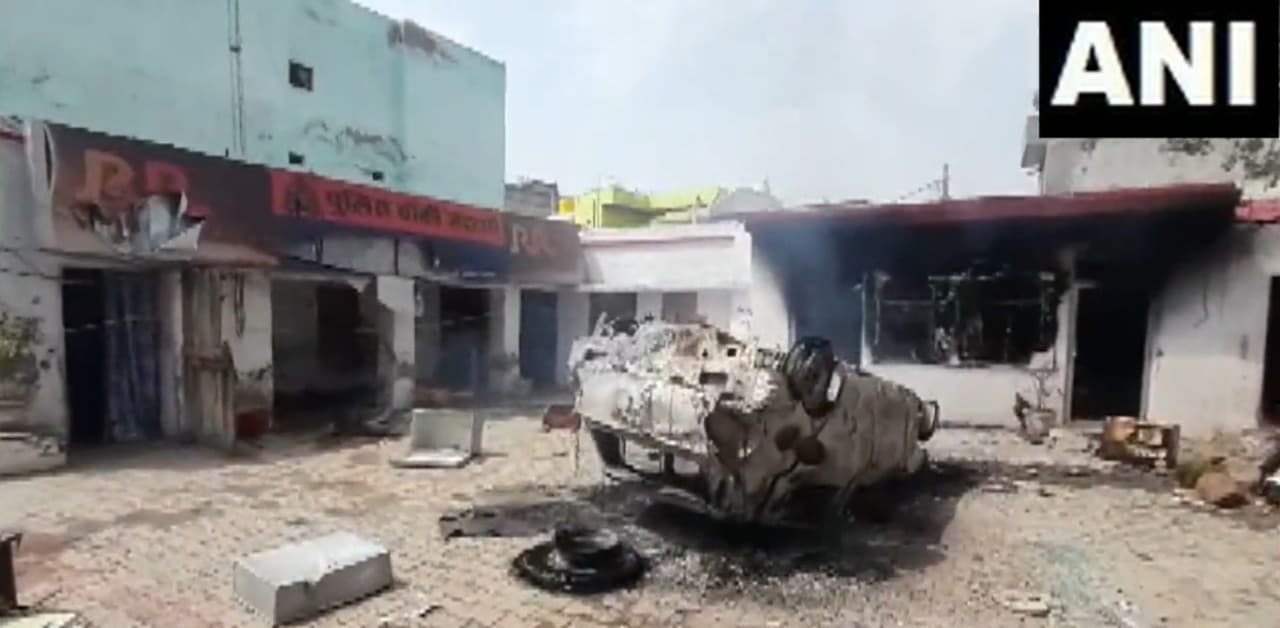Agneepath: अलीगढ़ में जट्टारी पुलिस स्टेशन को युवाओं ने फूंका, लाठी-डंडों से लैस भीड़ देख भागी पुलिस