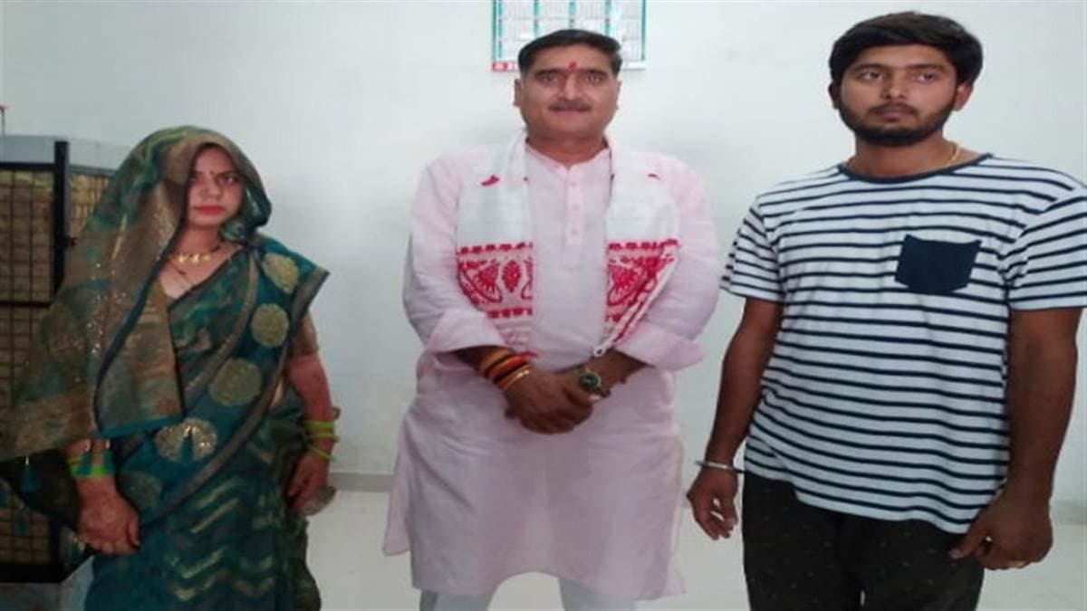 अलीगढ़ के सांसद सतीश गौतम ने वादा किया पूरा, 1 महीने में नवविवाहिता को मुंह दिखाई में दी इंटरलॉकिंग रोड