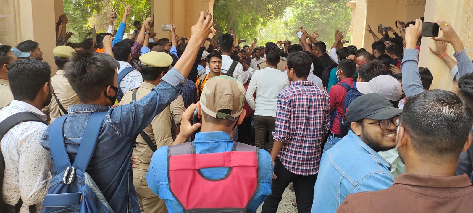 Allahabad University: ऑनलाइन परीक्षा पर अड़े दर्जनभर छात्रों ने की आत्महत्या की कोशिश, फोर्स तैनात