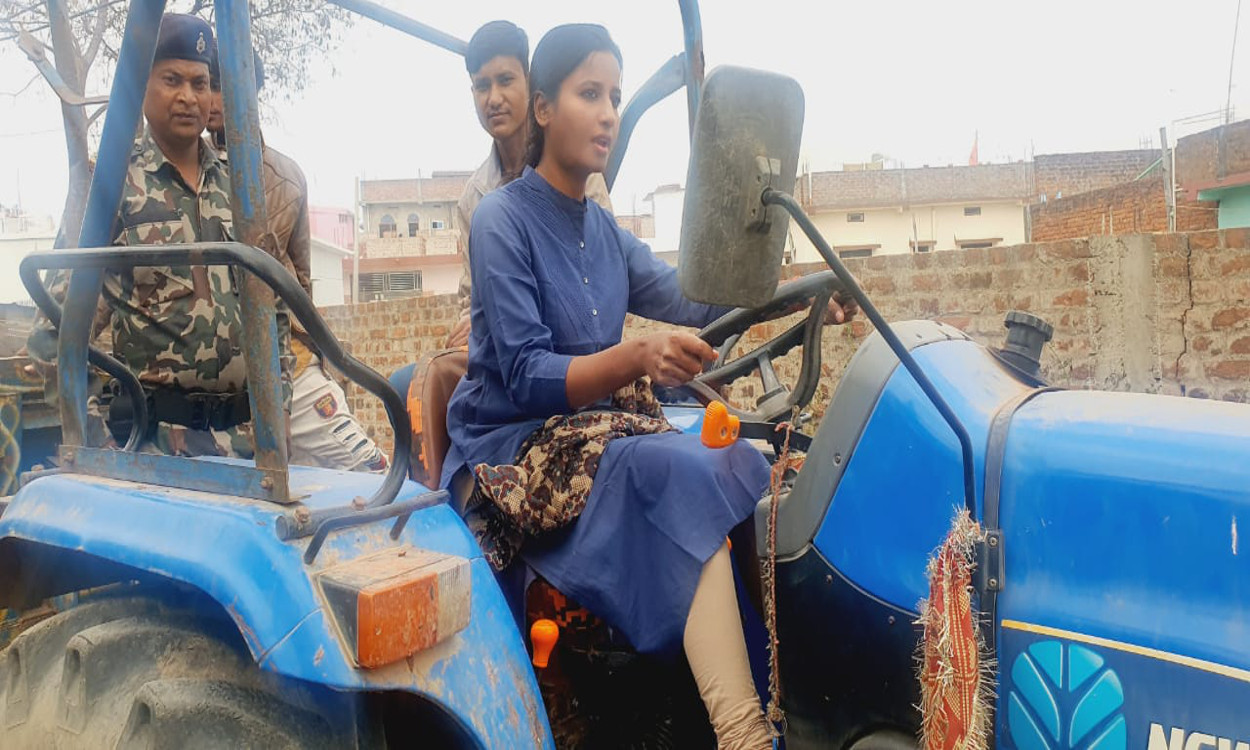 Jharkhand News : बड़कागांव विधायक अंबा प्रसाद चला रही है ट्रैक्टर, जानें लोगों से कहां चलने की कर रही अपील