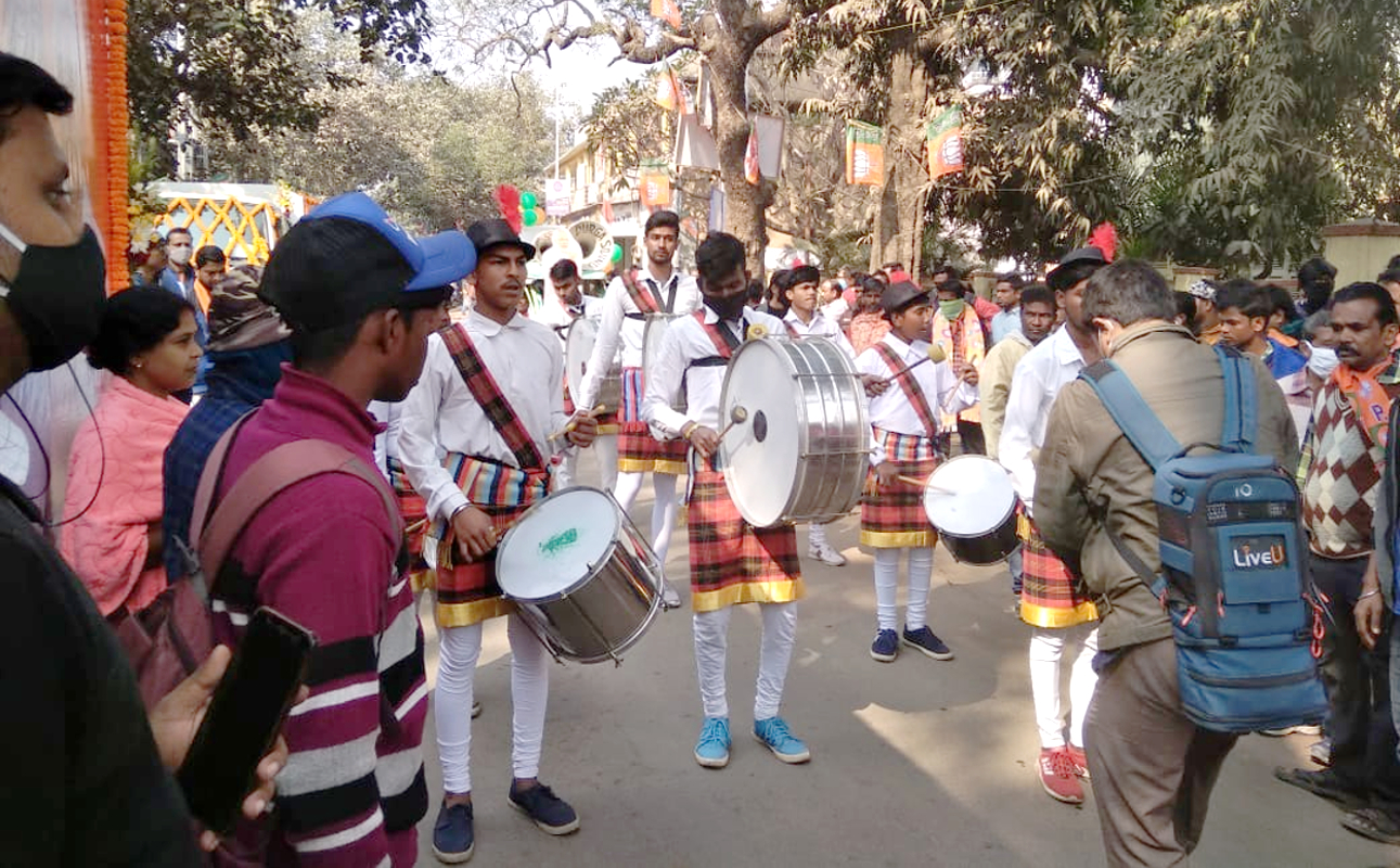 VIDEO: अमित शाह के रोड शो से पहले बोलपुर में भगवा लहर…
