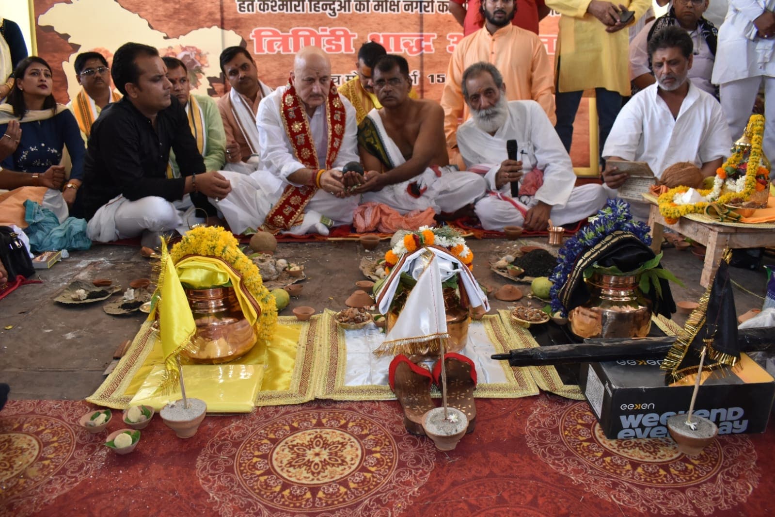 वाराणसी पहुंचे एक्टर अनुपम खेर, नरसंहार में मारे गए कश्मीरी पंडितों के लिए किया त्रिपिंडी श्राद्ध कर्म