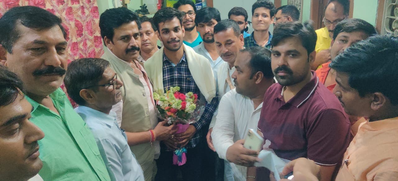 UPSC में 54वीं रैंक पर आए गोरखपुर के अर्पित गुप्ता की सलाह- कोचिंग पर नहीं, अपने नोट्स पर भरोसा करें