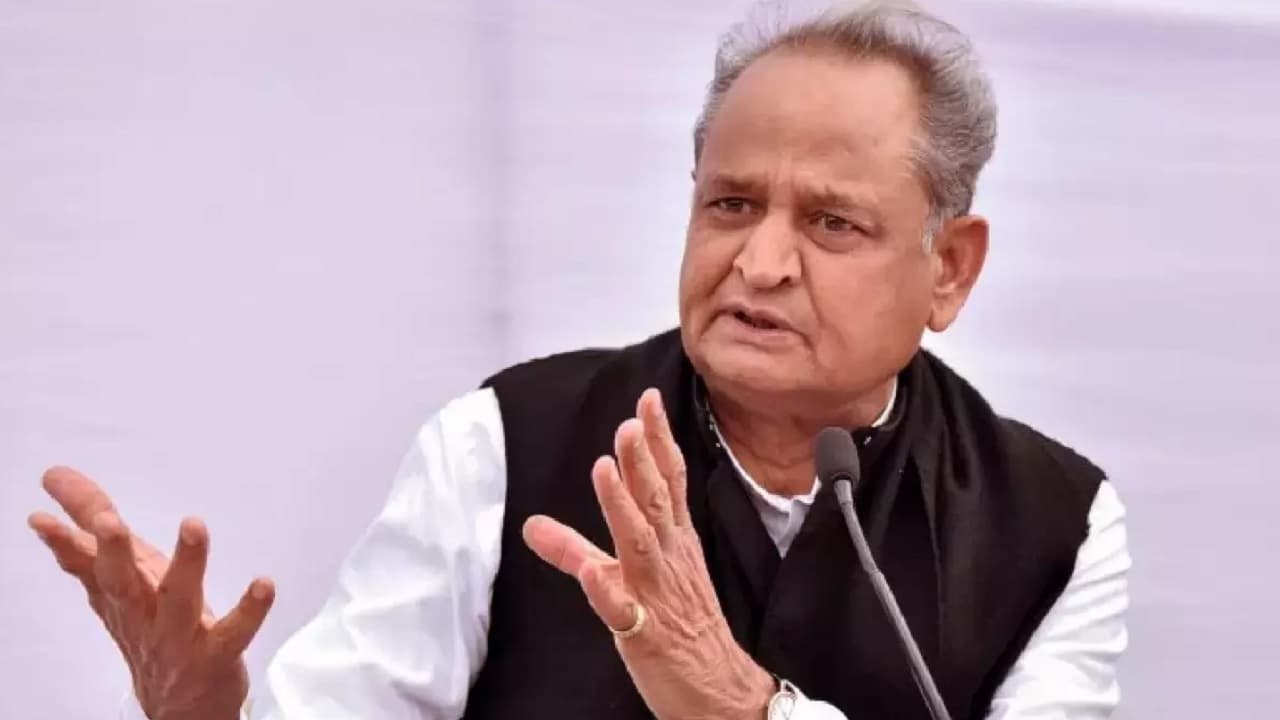 राजस्थान में 2000 यूनिट बिजली फ्री, 1000 रुपये की पेंशन, महंगाई राहत शिविर में बोले गहलोत