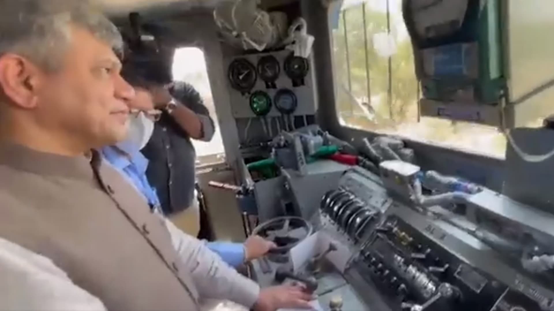 Indian Railway: रेलवे की कवच तकनीक से टली दो ट्रेनों की टक्कर, इंजन में सवार थे रेल मंत्री अश्विनी वैष्णव Indian Railway: रेलवे की कवच तकनीक से टली दो ट्रेनों की टक्कर, इंजन में सवार थे रेल मंत्री अश्विनी वैष्णव