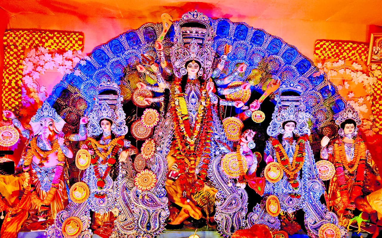 Durga Puja: धनबाद में मां दुर्गा का सजा दरबार, महाष्टमी में श्रद्धालुओं की उमड़ी भीड़, देखें Pics