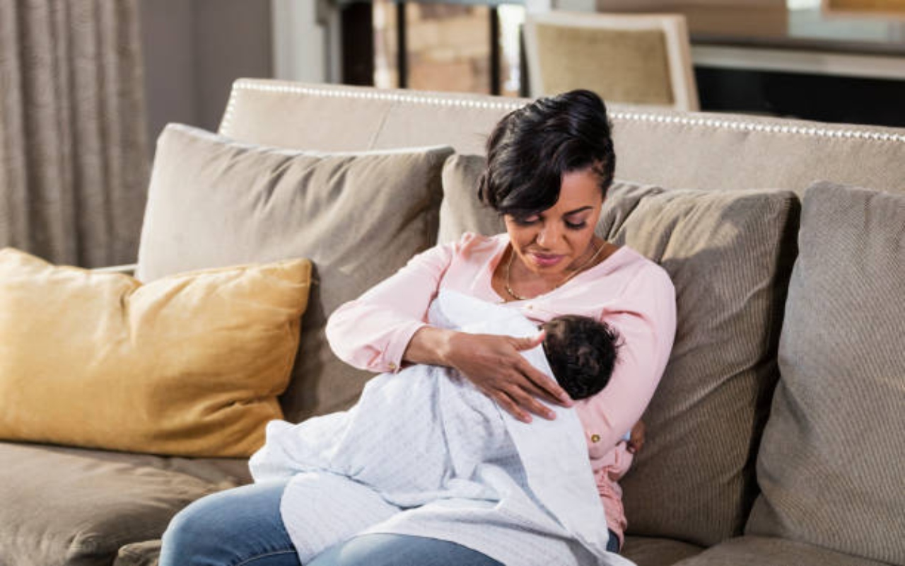 World Breastfeeding Week: कामकाजी महिलाओं के लिये कार्यस्थल पर बने बच्चे को दूध पिलाने के लिये कमरा
