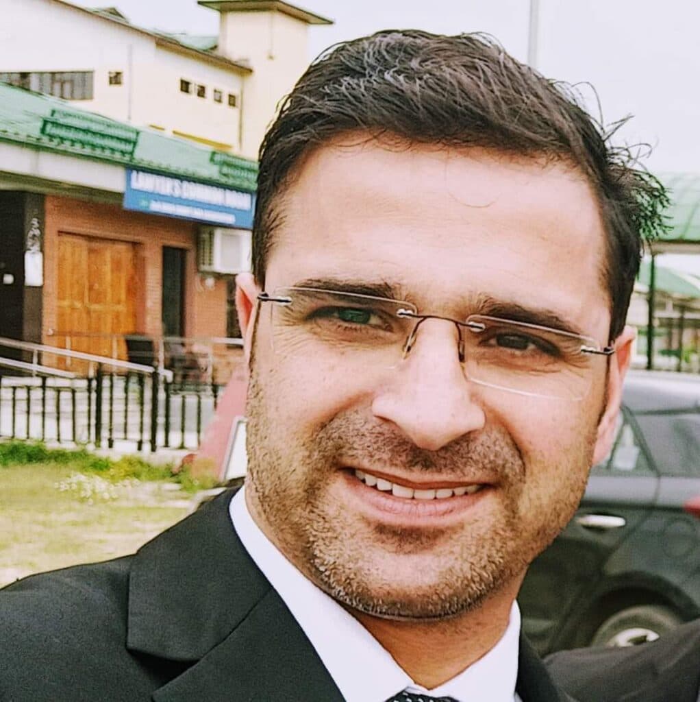 जम्मू-कश्मीर : आतंकियों ने की टीवी डिबेट के चर्चित वकील बाबर कादरी की गोली मारकर हत्या