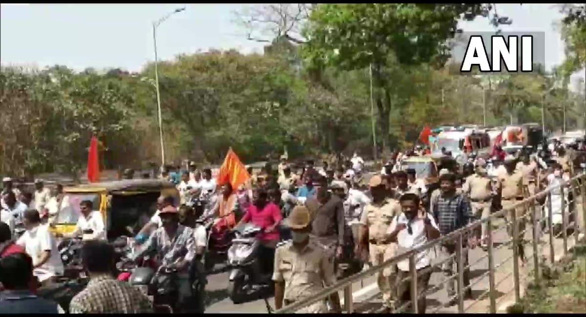 कर्नाटक के शिवमोगा में बजरंग दल कार्यकर्ता की हत्या के बाद तनाव,कड़ी सुरक्षा के बीच शव को घर पहुंचाया गया कर्नाटक के शिवमोगा में बजरंग दल कार्यकर्ता की हत्या के बाद तनाव,कड़ी सुरक्षा के बीच शव को घर पहुंचाया गया