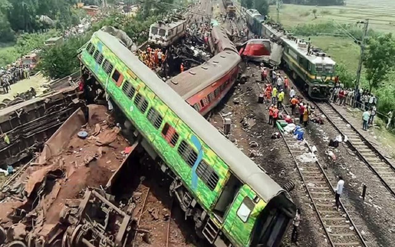 ओडिशा रेल हादसा : गांडेय के तीन युवक पहुंचे घर, आपबीती सुनाते हुए भावुक