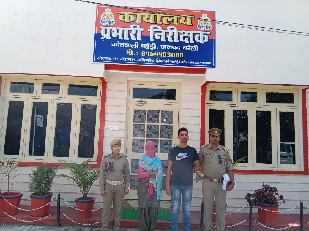 बहेड़ी पुलिस ने उत्तराखंड में फायरिंग कर भाग रहे बदमाश को पत्नी के साथ किया गिरफ्तार