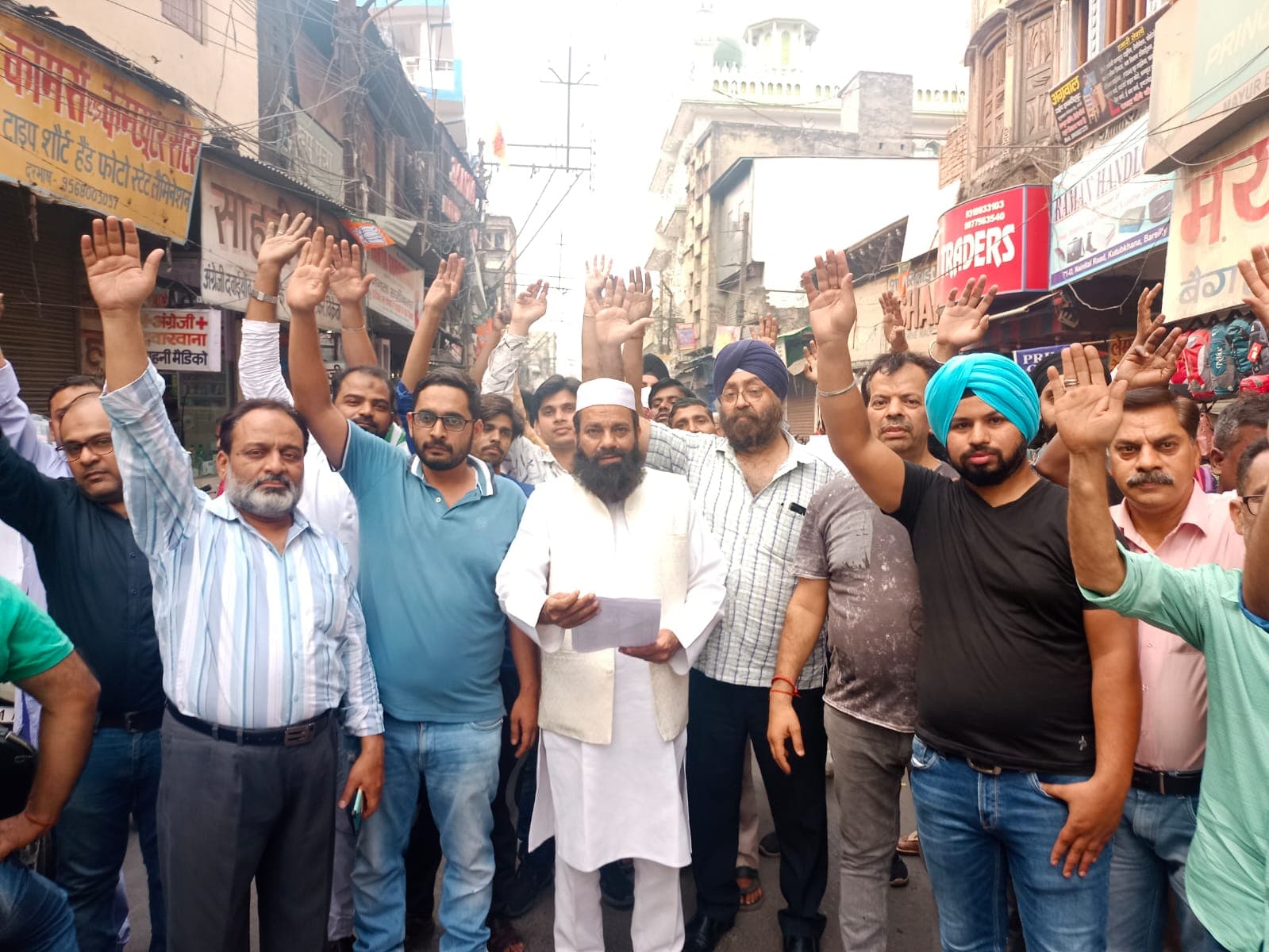 बरेली के व्यापारियों ने सेतु निगम और ट्रैफिक पुलिस मुर्दाबाद के लगाए नारे, ये है वजह…