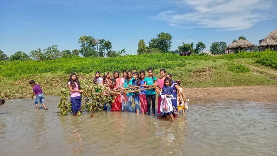 ढोल, मांदर व नगाड़ों के बीच गूंजे करम गीत, झूमकर नाचीं विधायक अंबा प्रसाद, देखें Video
