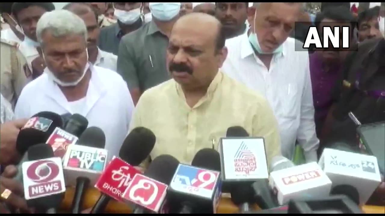 हेलिकॉप्टर क्रैश में जीवित बचे कैप्टन वरुण सिंह से मिले कर्नाटक के सीएम, बोले- मिल रहा बेहतरीन इलाज