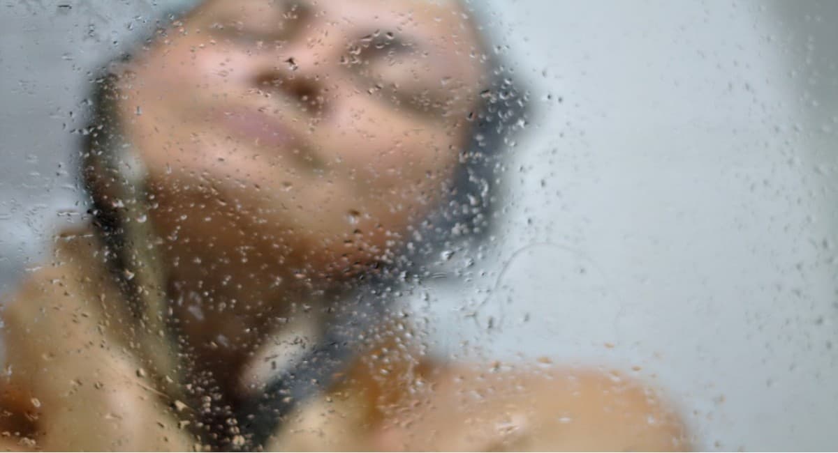 Summer Tips: गर्मियों में ठंडे पानी से नहाने के बेहतरीन फायदे जानकर आप भी हो जायेंगे हैरान