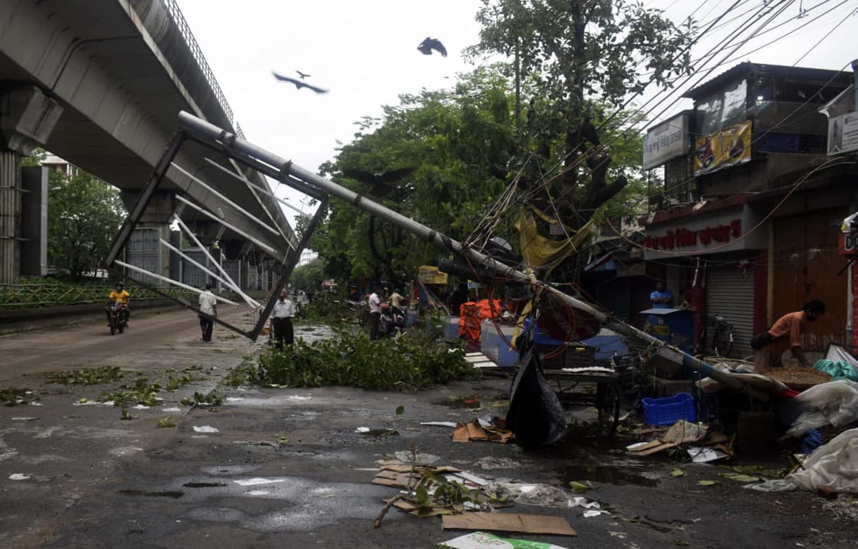 Cyclone Amphan effect : बंगाल के 6 जिले अब भी अन्य जिलों से हैं कटे, संचार व्यवस्था भी है ठप