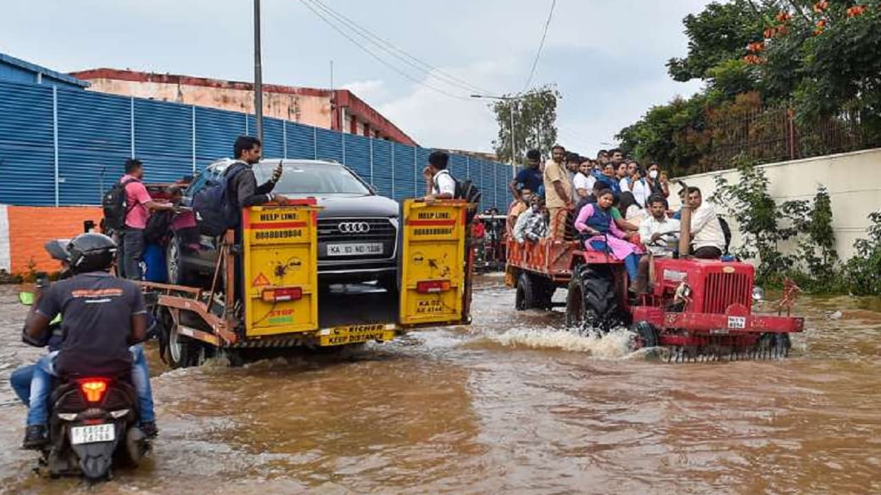 Bengaluru Floods: बेंगलुरु में बारिश का पानी लोगों के लिए बना मुसीबत? बाढ़ से जनजीवन अस्त-व्यस्त