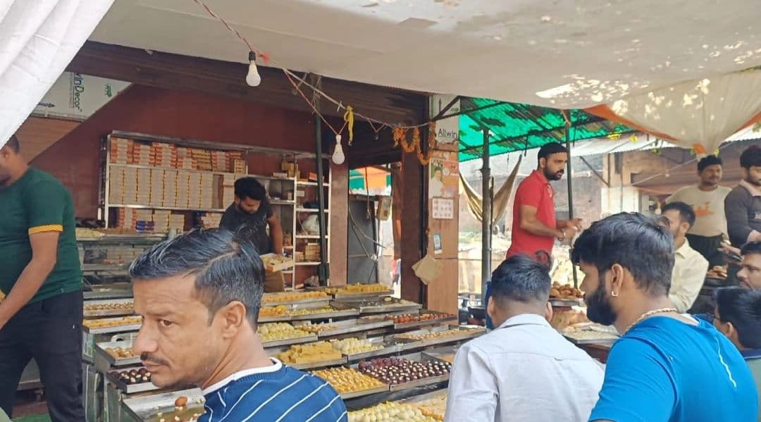 भाई दूज के त्योहार की दिखने लगी रौनक, रोडवेज विभाग ने भी की खास तैयारी, मिठाई की दुकानों पर लगी भीड़