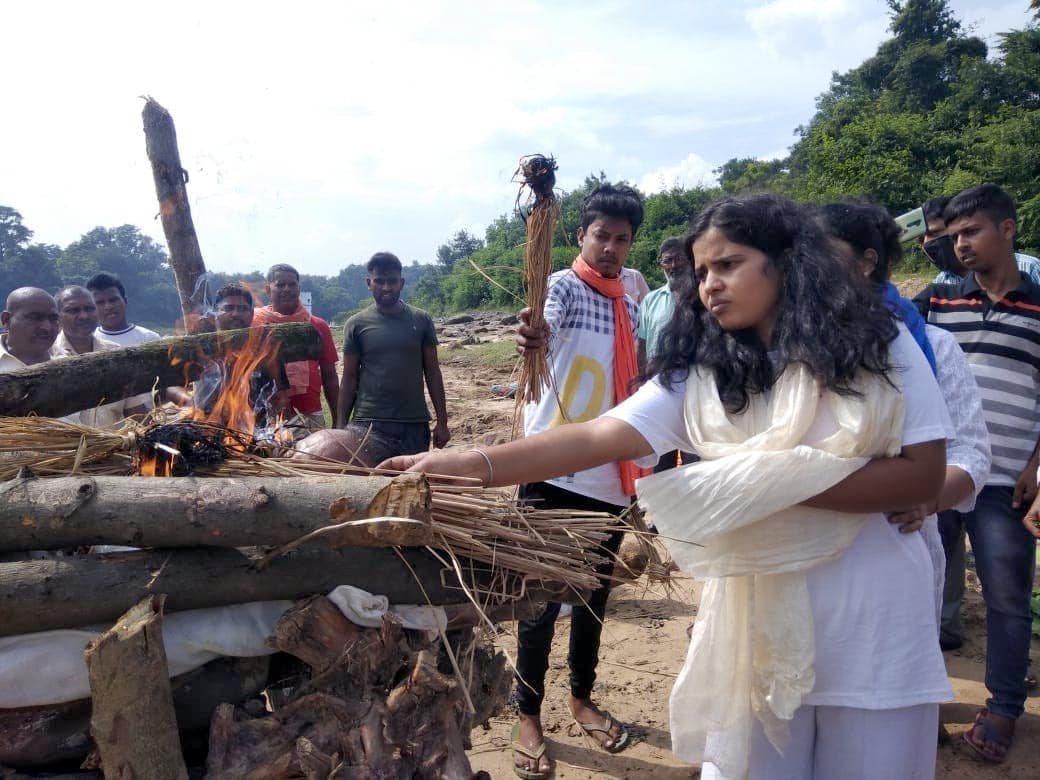 चार बेटियों के कंधे पर निकली पिता की अर्थी, बेटी ने ही दी मुखाग्नि