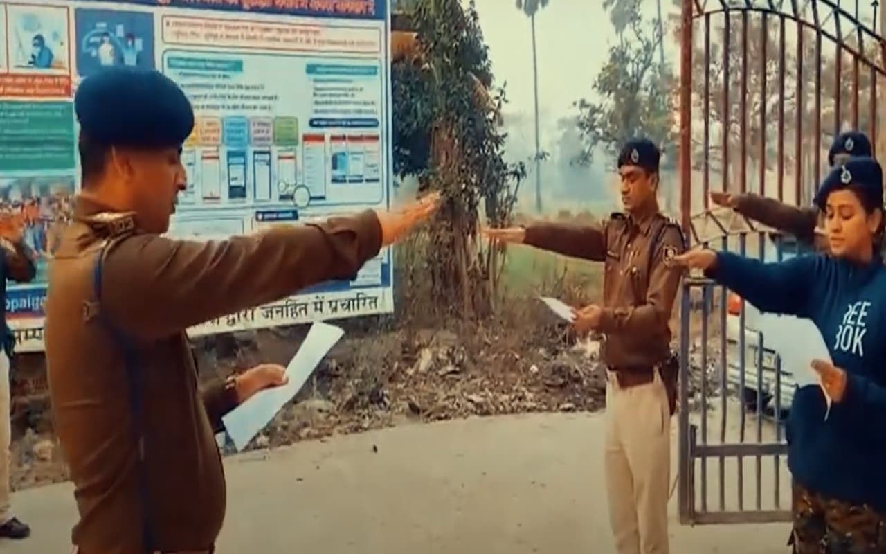 Bihar News: शराबियों के समर्थकों ने पुलिस टीम पर बोला हमला, लाठी-डंडे से वाहन को किया क्षतिग्रस्त Bihar News: शराबियों के समर्थकों ने पुलिस टीम पर बोला हमला, लाठी-डंडे से वाहन को किया क्षतिग्रस्त