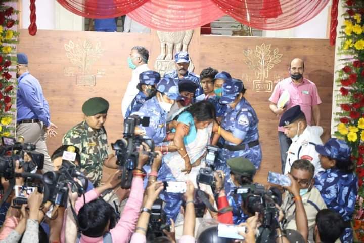 बिहार विधानसभा में विधायकों के साथ दुर्व्यवहार के दोषी पुलिस कर्मियों के खिलाफ होगी कार्रवाई, IG को स्पीकर ने दिया निर्देश बिहार विधानसभा में विधायकों के साथ दुर्व्यवहार के दोषी पुलिस कर्मियों के खिलाफ होगी कार्रवाई, IG को स्पीकर ने दिया निर्देश