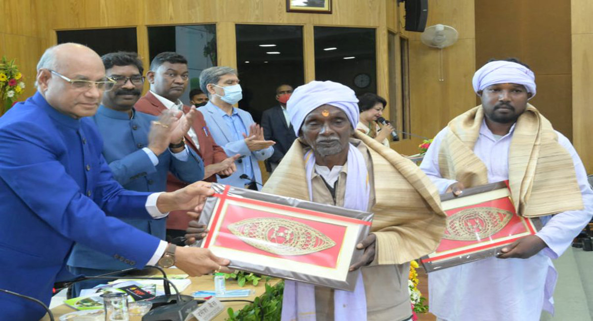 Jharkhand Foundation Day 2021: बिरसा मुंडा के वंशज समेत कई विभूति हुए सम्मानित, राज्यपाल व सीएम ने दिया सम्मान