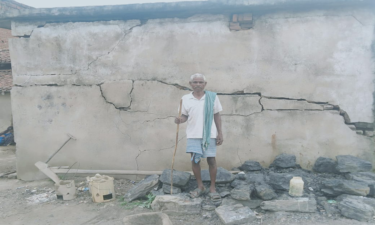 उरुब गांव में हैवी ब्लास्टिंग से कई ग्रामीणों के घर क्षतिग्रस्त, एक वृद्धा हुई घायल