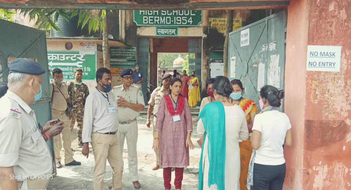 BPSC Exam: कैंपस से बाहर बैग रखवाने पर सेंटर पर परीक्षार्थियों ने किया हंगामा, आधे घंटे तक प्रवेश रहा बंद