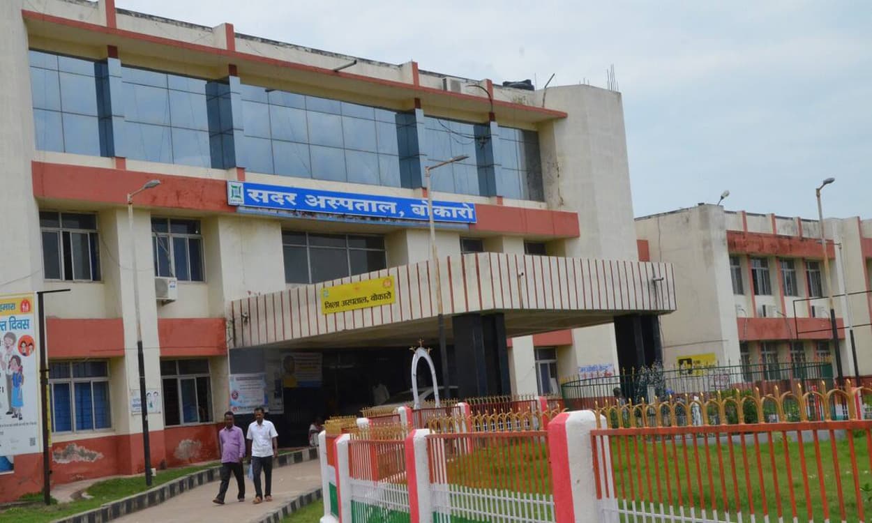 Jharkhand News : हेराफेरी के आरोपी बोकारो सदर अस्पताल के क्लर्क मुकेश पर क्यों मेहरबान हैं अधिकारी Jharkhand News : हेराफेरी के आरोपी बोकारो सदर अस्पताल के क्लर्क मुकेश पर क्यों मेहरबान हैं अधिकारी
