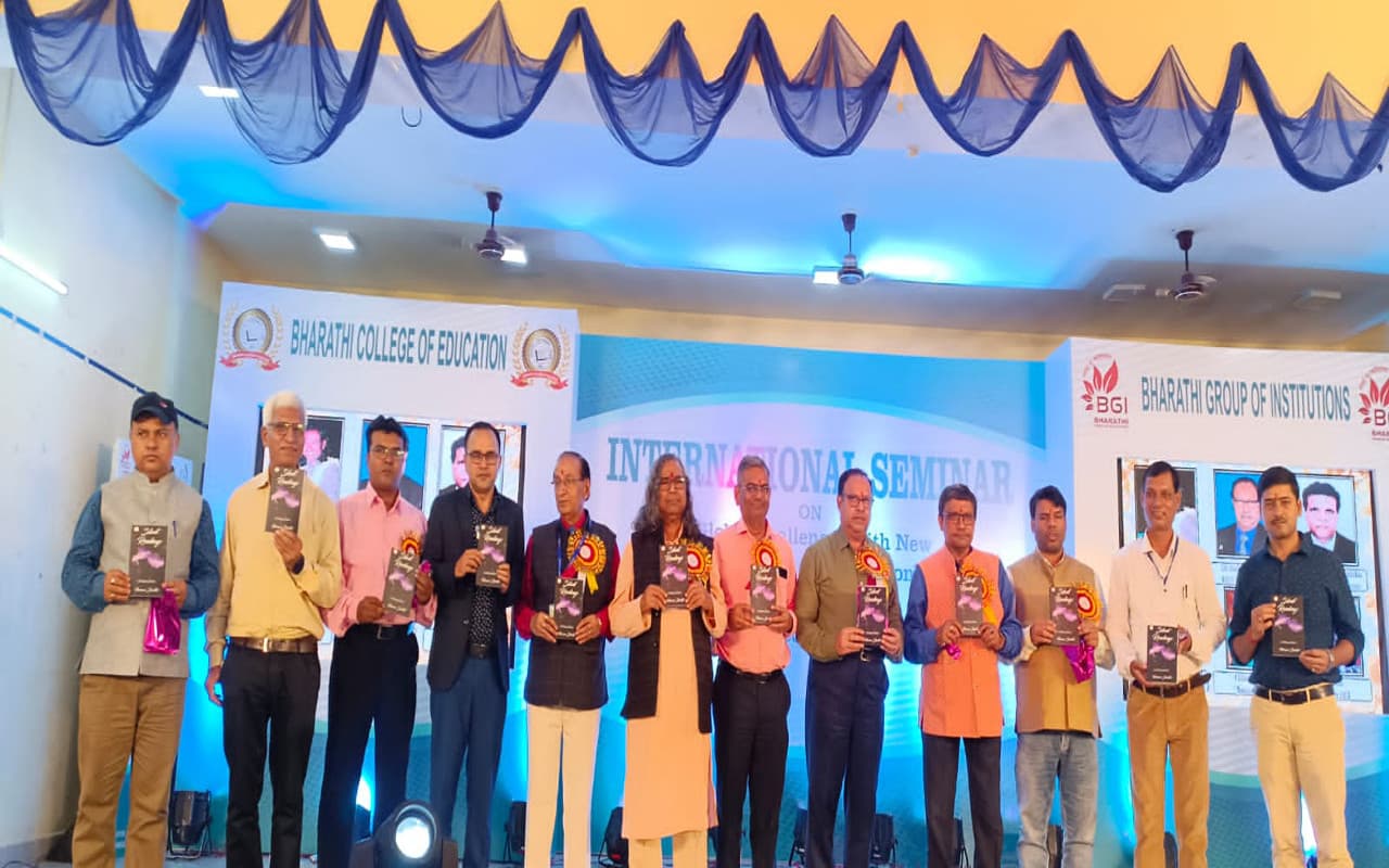 रांची में शिक्षा की वैश्विक चुनौतियों पर चर्चा, परवेज शीतल की पुस्तक ‘साइलेंट रोजेलिंग्स’ का हुआ विमोचन