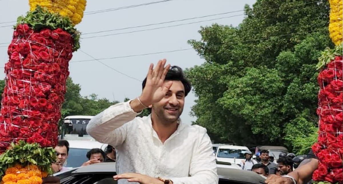 Brahmastra का प्रमोशन करने विशाखापट्टनम पहुंचे रणबीर कपूर का हुआ भव्य स्वागत, आलिया भट्ट ने किया रिएक्ट