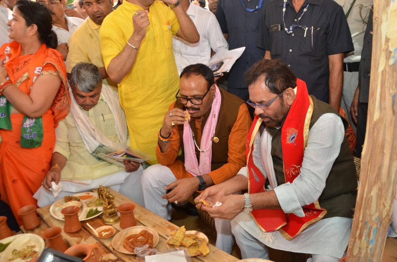 Agra News: डिप्टी सीएम ब्रजेश पाठक ने ओवैसी के बयान पर किया पलटवार, हुनर हाट का उठाया लुत्फ