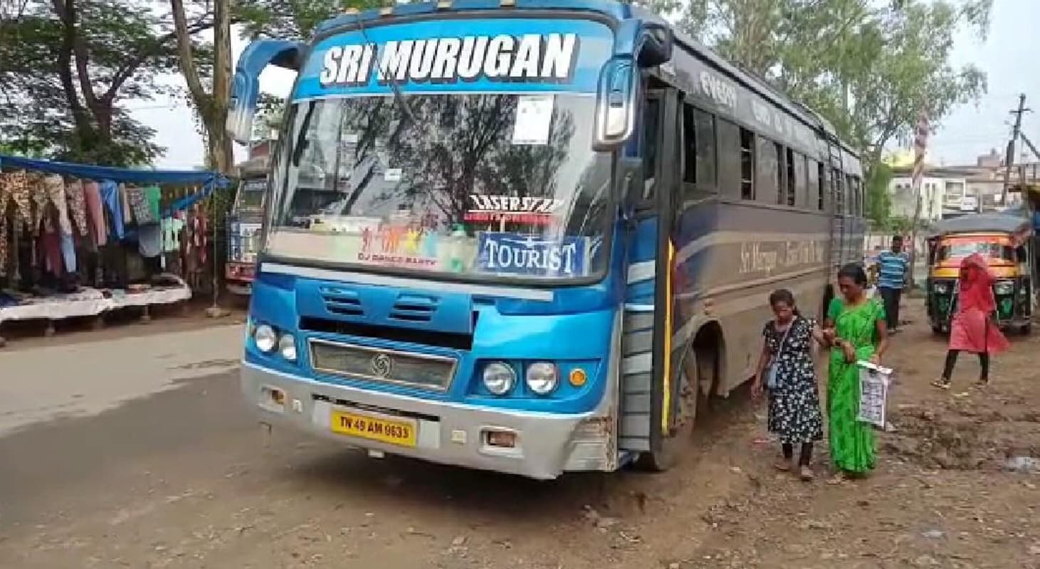 Human Trafficking: 31 लड़कियों की जान जोखिम में डालकर बस में भरकर नौकरी के लिए ले जा रहे थे 1700 किमी दूर Human Trafficking: 31 लड़कियों की जान जोखिम में डालकर बस में भरकर नौकरी के लिए ले जा रहे थे 1700 किमी दूर