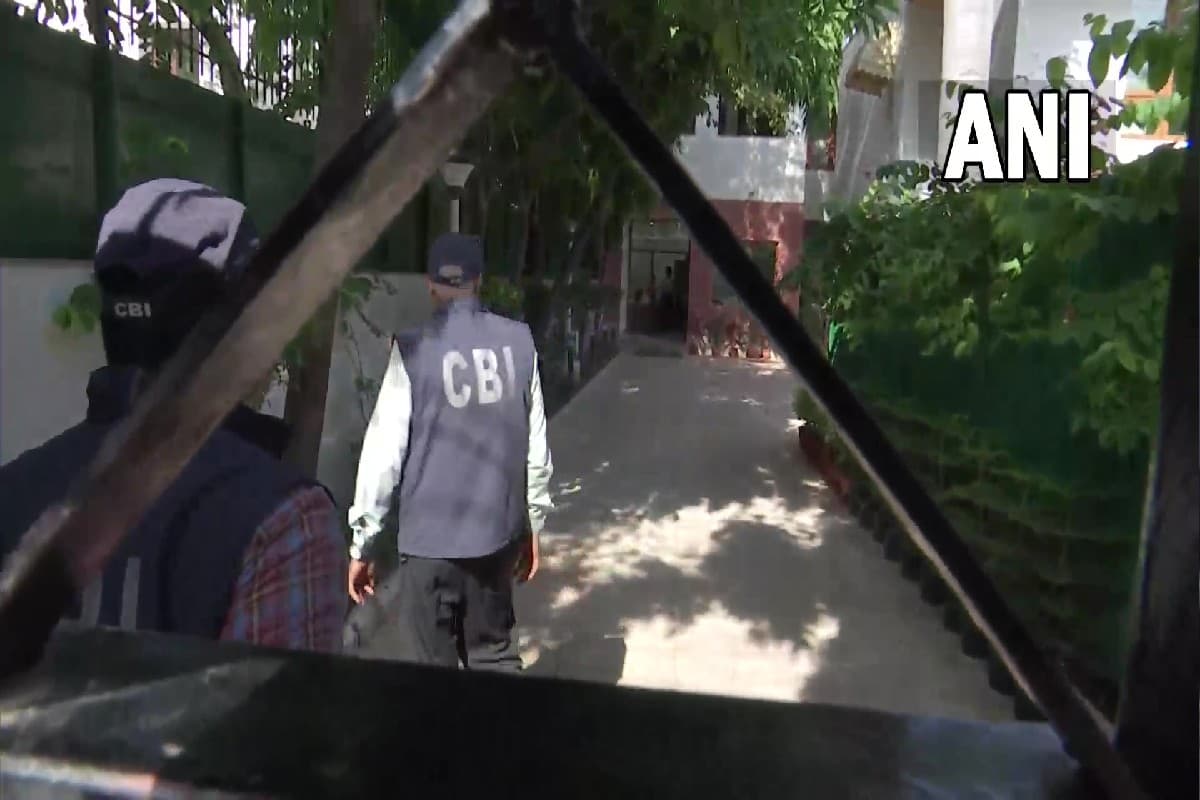Delhi Liquor Policy: आबकारी नीति मामले में CBI ने 8 नामजद आरोपियों के खिलाफ जारी किया लुकआउट सर्कुलर