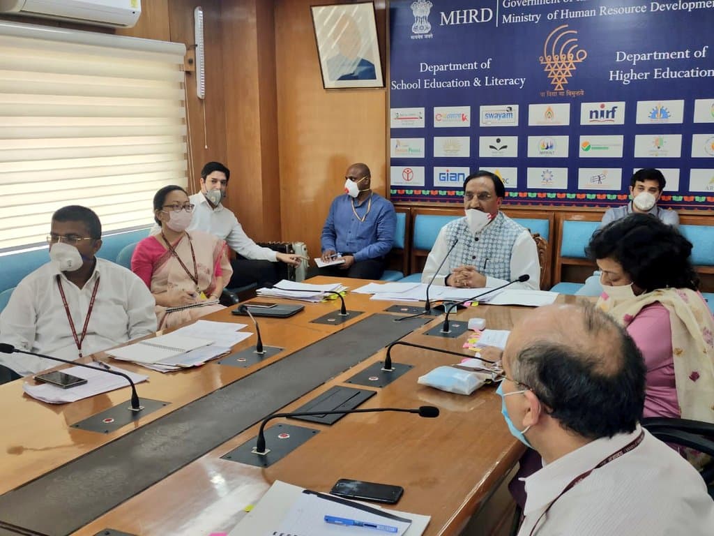 CBSE Board Class 10, 12 Remaining Exam Date 2020 Live Update : इंटर्नल आधार पर पास करने की हो रही है पैरवी, जानें सरकार की क्या है तैयारी