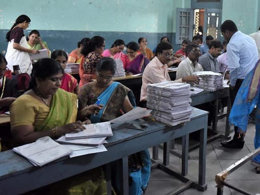 UP Board Result: यूपी बोर्ड मूल्यांकन में गैरहाजिर रहे 778 परीक्षक, अब तक 1.71 लाख कॉपियां चेक
