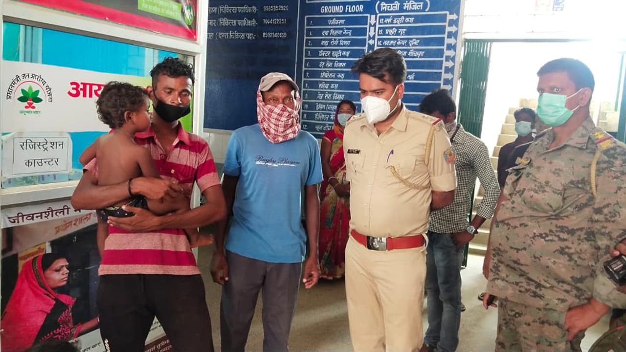 कोरोना वैक्सीन को लेकर ग्रामीणों के बीच संशय दूर करने की कोशिश, आदिवासी समाज और स्वयंसेवी संगठन ग्रामीणों को कर रहे जागरूक