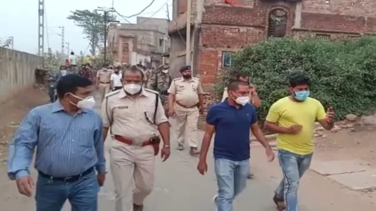 होली और शब-ए-बारात में शांति व्यवस्था को लेकर पुलिस ने चक्रधरपुर में किया फ्लैग मार्च, DJ बजाने वालों पर होगी कार्रवाई