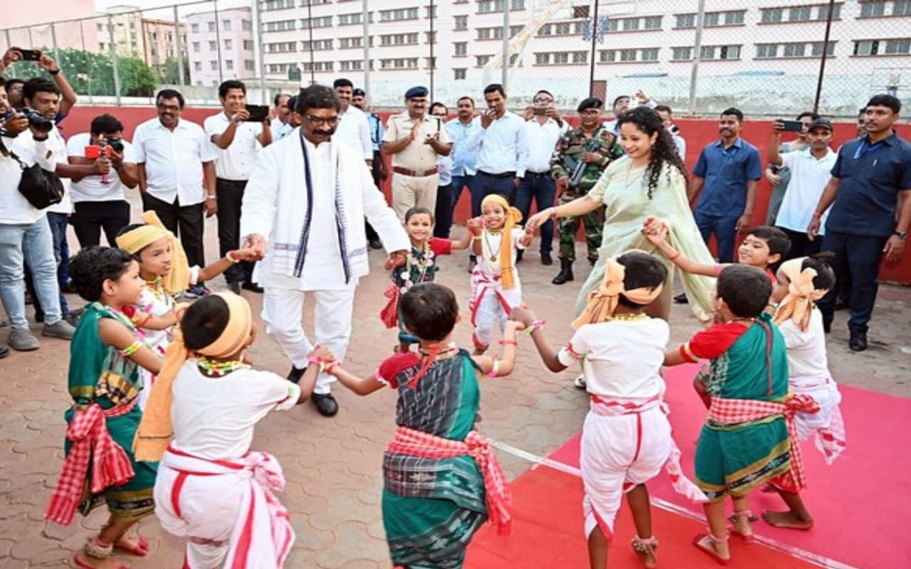 आदिवासी बच्चों के साथ झूमे CM हेमंत सोरेन, पत्नी कल्पना ने भी थामा हाथ, ‘KISS’ पर कह दी बड़ी बात