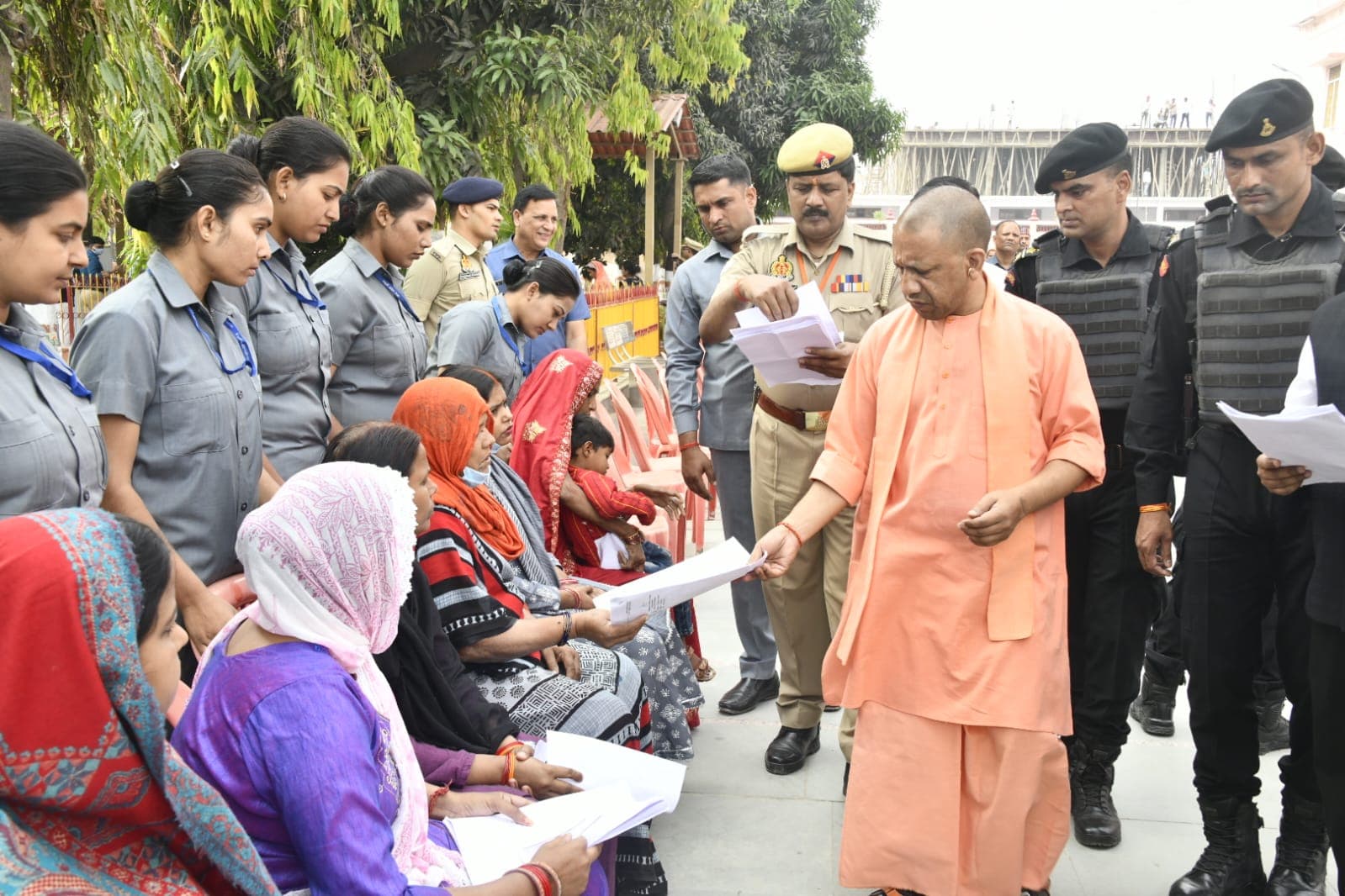 गोरखपुरः जनता दर्शन में भावुक हुए CM योगी, बोले- न बिटिया की शादी रुकेगी, न ही पति का इलाज
