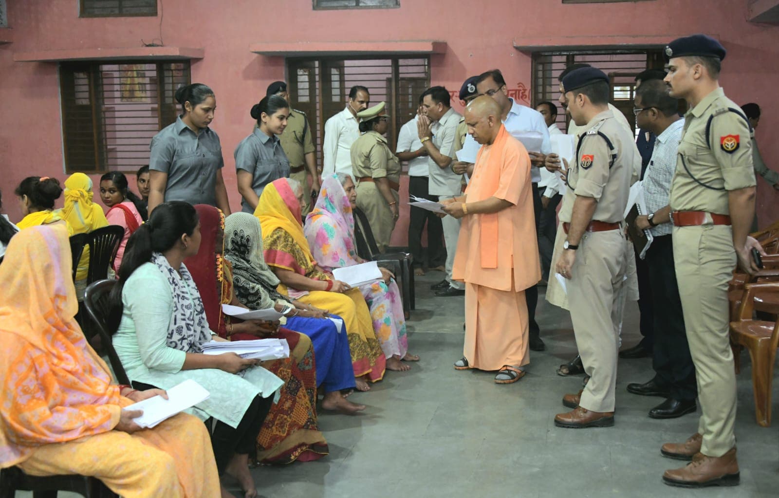 गोरखपुर में सीएम योगी आदित्यनाथ के जनता दरबार में पहुंचा बकरी की हत्या का मामला, जांच का किया वादा