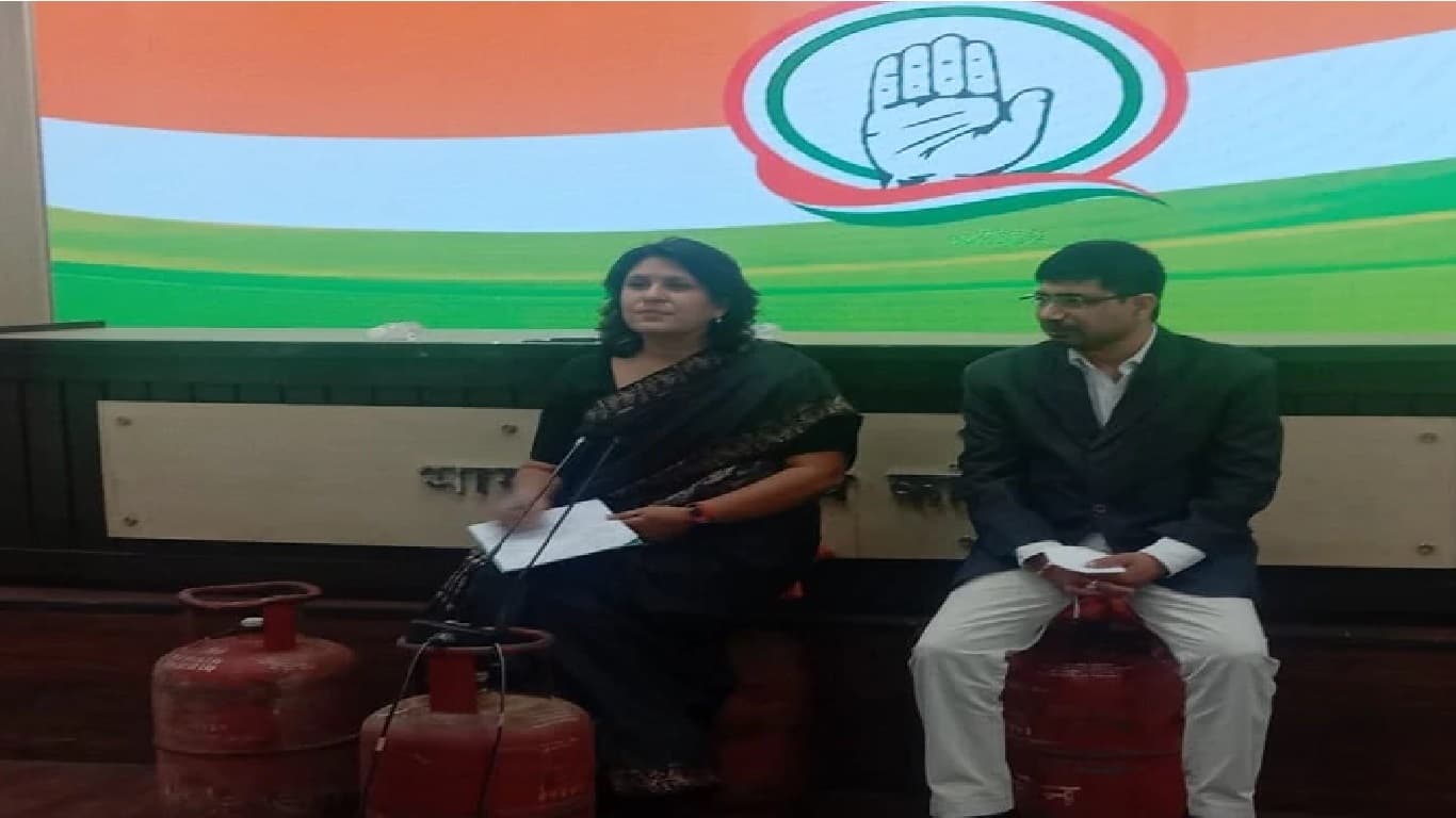 सिलेंडर पर बैठकर कांग्रेस ने किया पेट्रोल – डीजल की महंगाई का विरोध