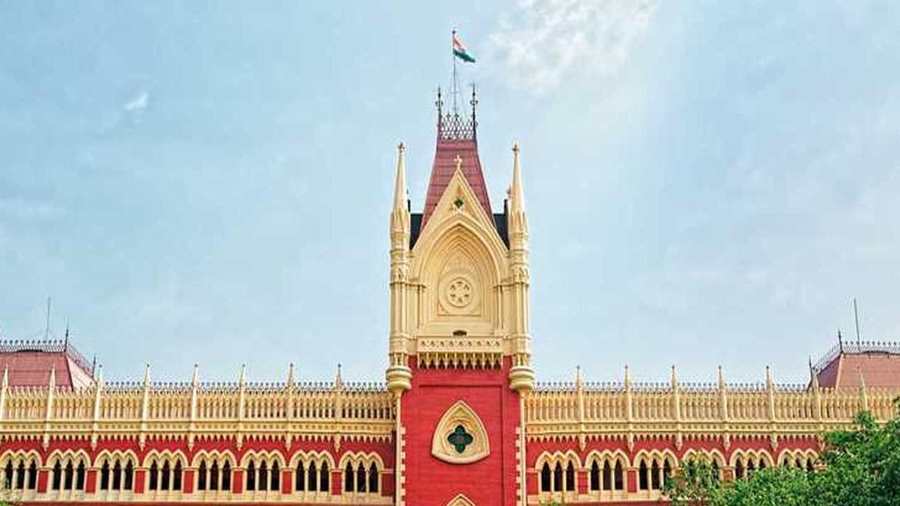Sarkari Naukri: कलकत्ता हाईकोर्ट का बड़ा फैसला, प्राइमरी स्कूलों के 36,000 शिक्षकों की नियुक्ति रद्द